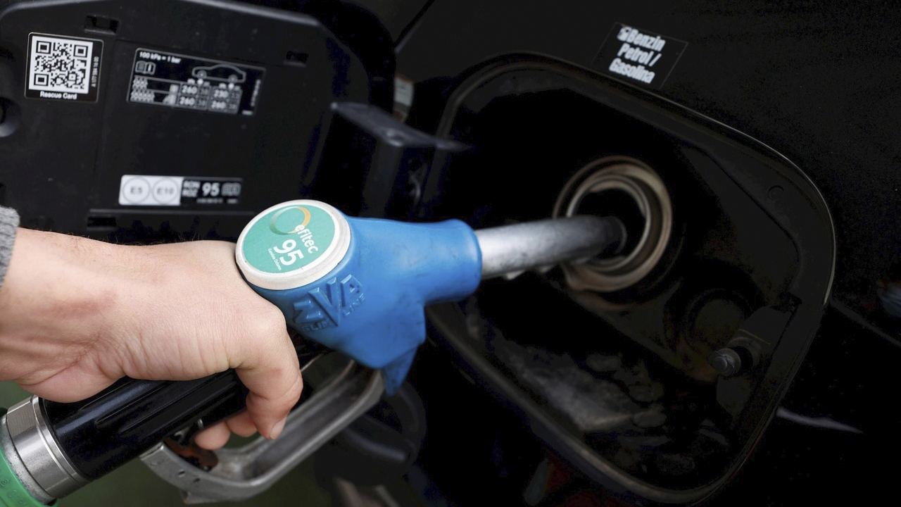 Así es el nuevo impuesto invisible que te subirá el precio del diésel y la gasolina desde 2027