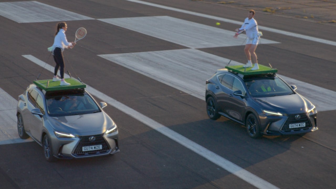 ¿Se puede jugar al tenis subidos al techo de un coche en movimiento? Lexus lo ha conseguido (vídeo)