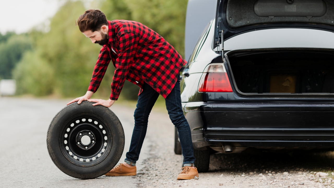 ¿Es obligatorio llevar rueda de repuesto? La razón por la que cada vez más coches ya no la incluyen