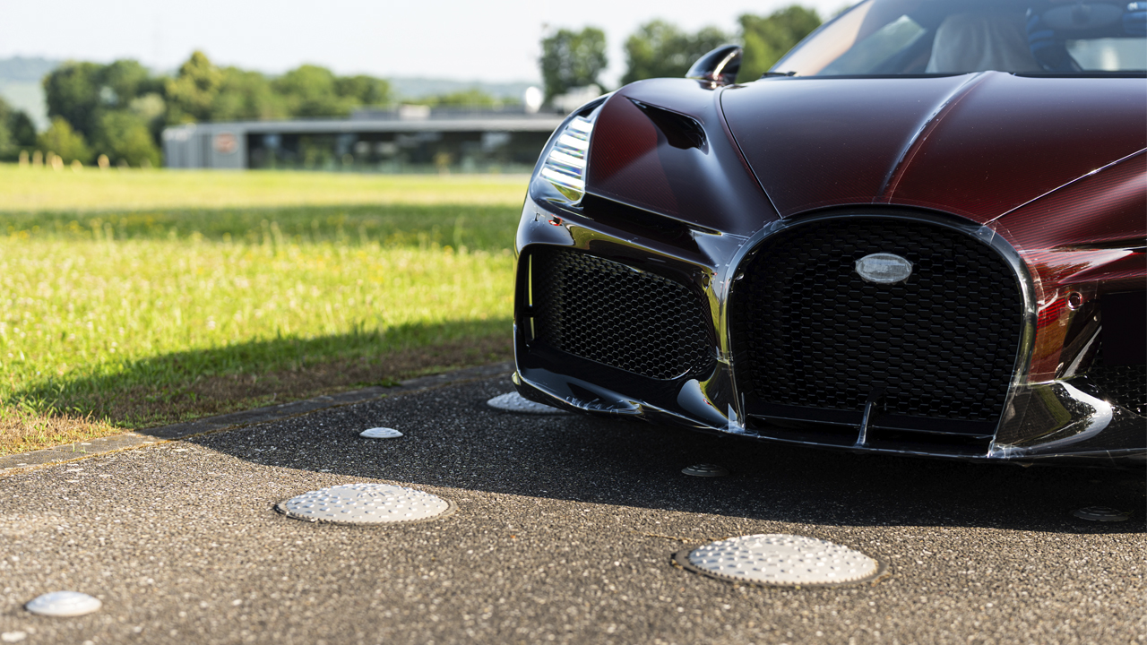 ¿Tecnología? Bugatti prefiere humanos, así se valida un coche que cuesta millones