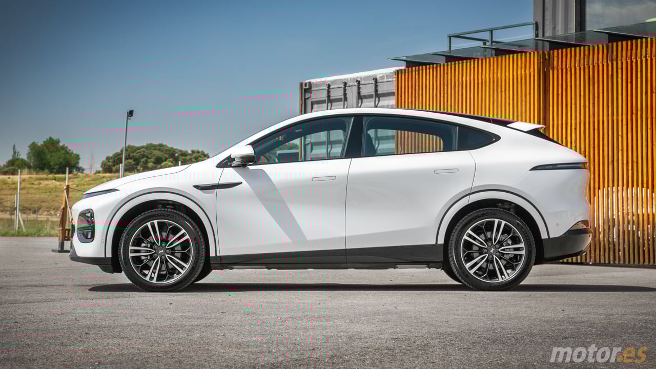 Es como el Tesla Model Y pero más potente y, con 13.600 € de rebaja y buena autonomía, es una compra acertada