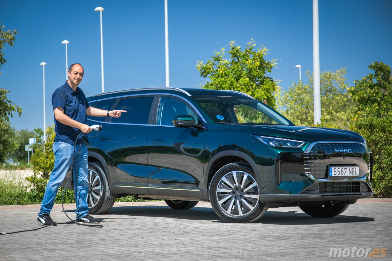 Así es conducir el EBRO S800 PHEV, el SUV de siete plazas que promete 1.100 km de aventuras