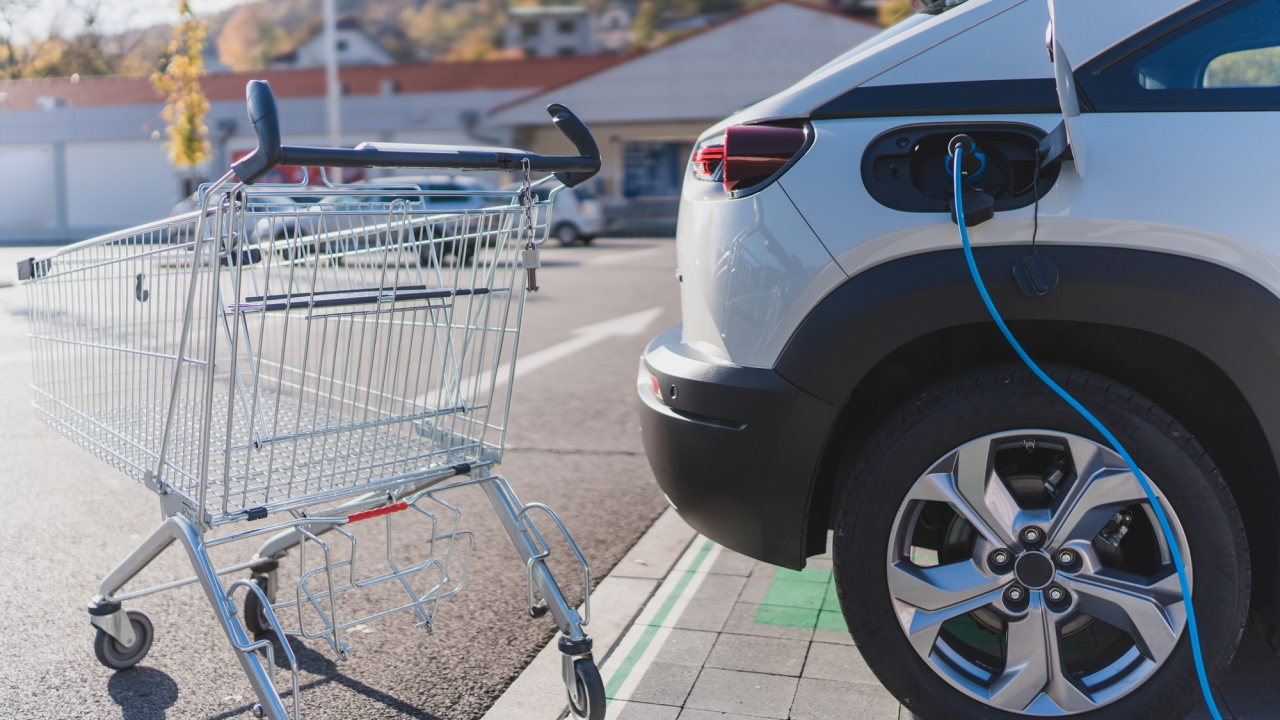 Cuesta creerlo, pero esta famosa cadena de supermercados supera en puntos de carga a países europeos enteros
