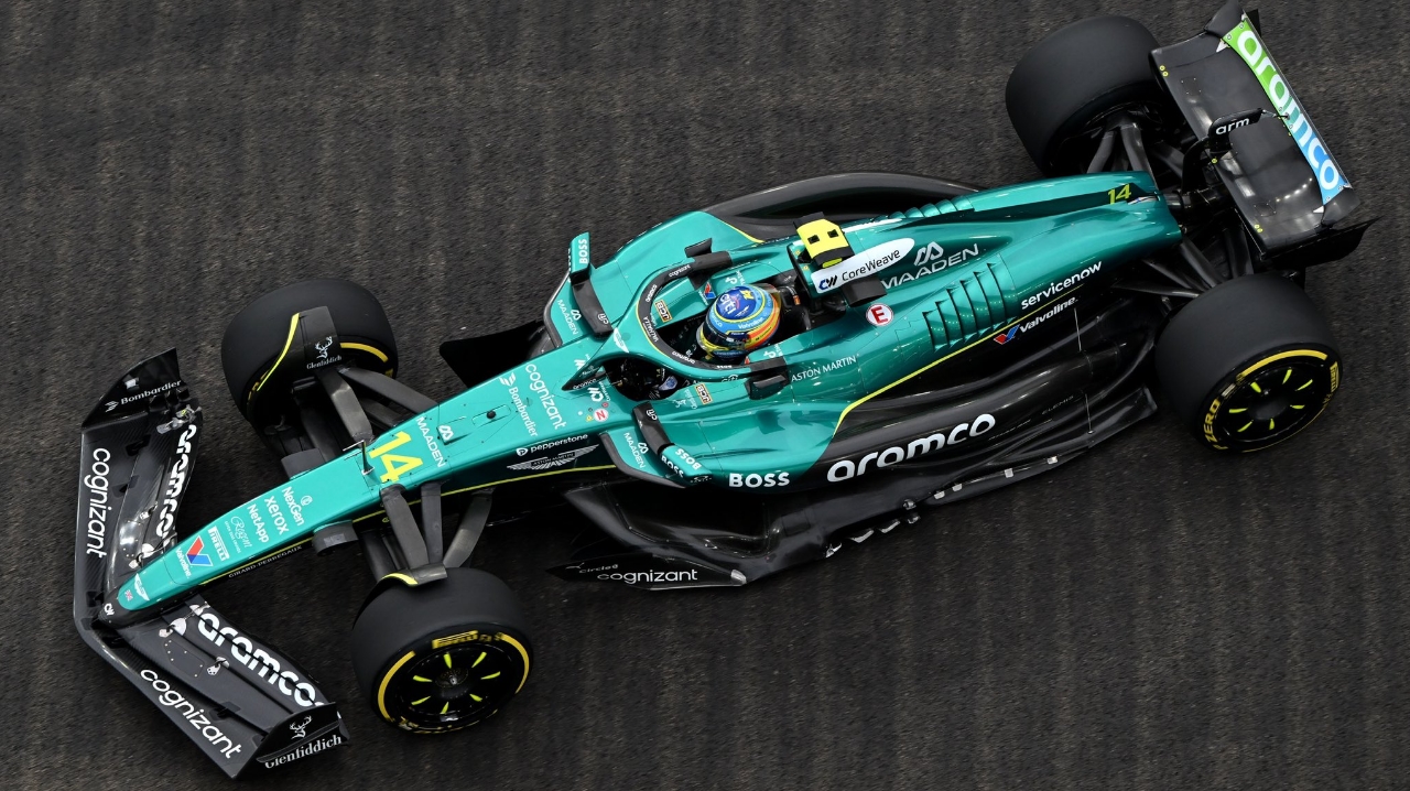 Fernando Alonso sorprende y lidera los primeros libres en Marina Bay