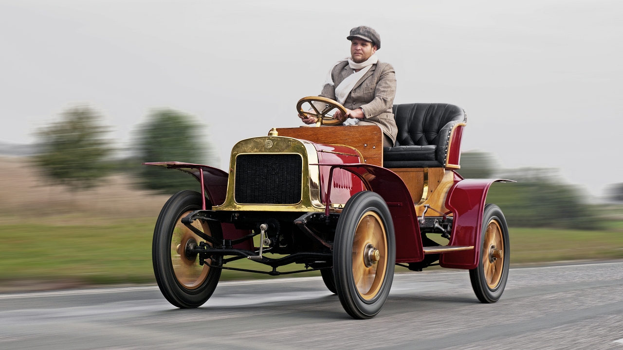 Repasamos los 130 años de historia de una de las marcas más queridas de Europa, desde su fundación hasta su futuro