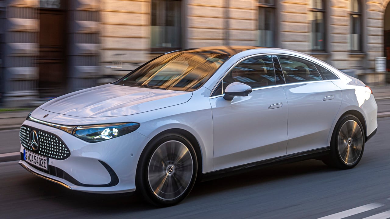 El Mercedes CLA eléctrico más barato ya está aquí y tiene más autonomía que el Tesla Model 3 Standard