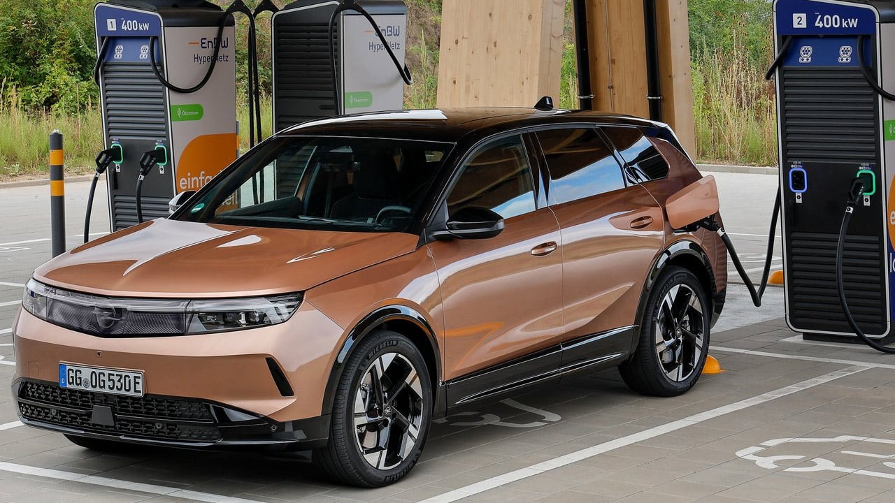 Llega el Opel Grandland que faltaba en la gama, rozando ahora los 700 kilómetros de autonomía eléctrica