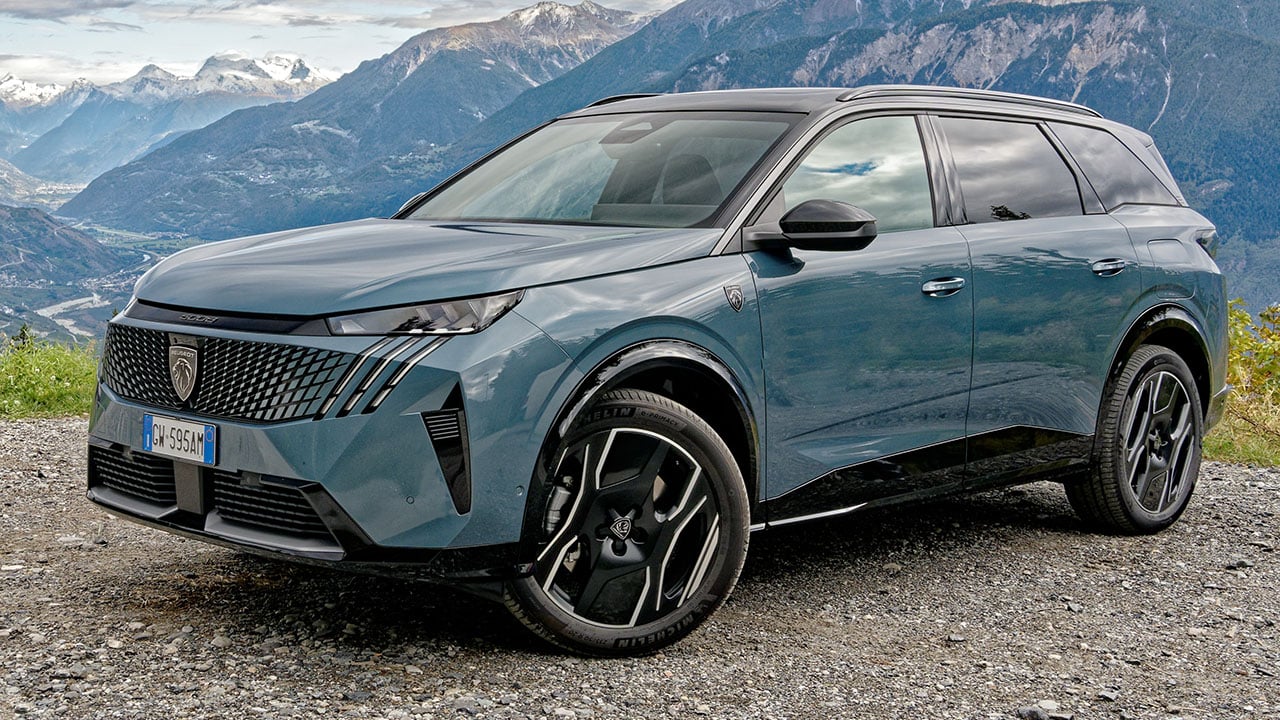 El SUV de 7 plazas de Peugeot estrena versiones con etiquetas ECO y CERO, así queda la mejorada gama 5008