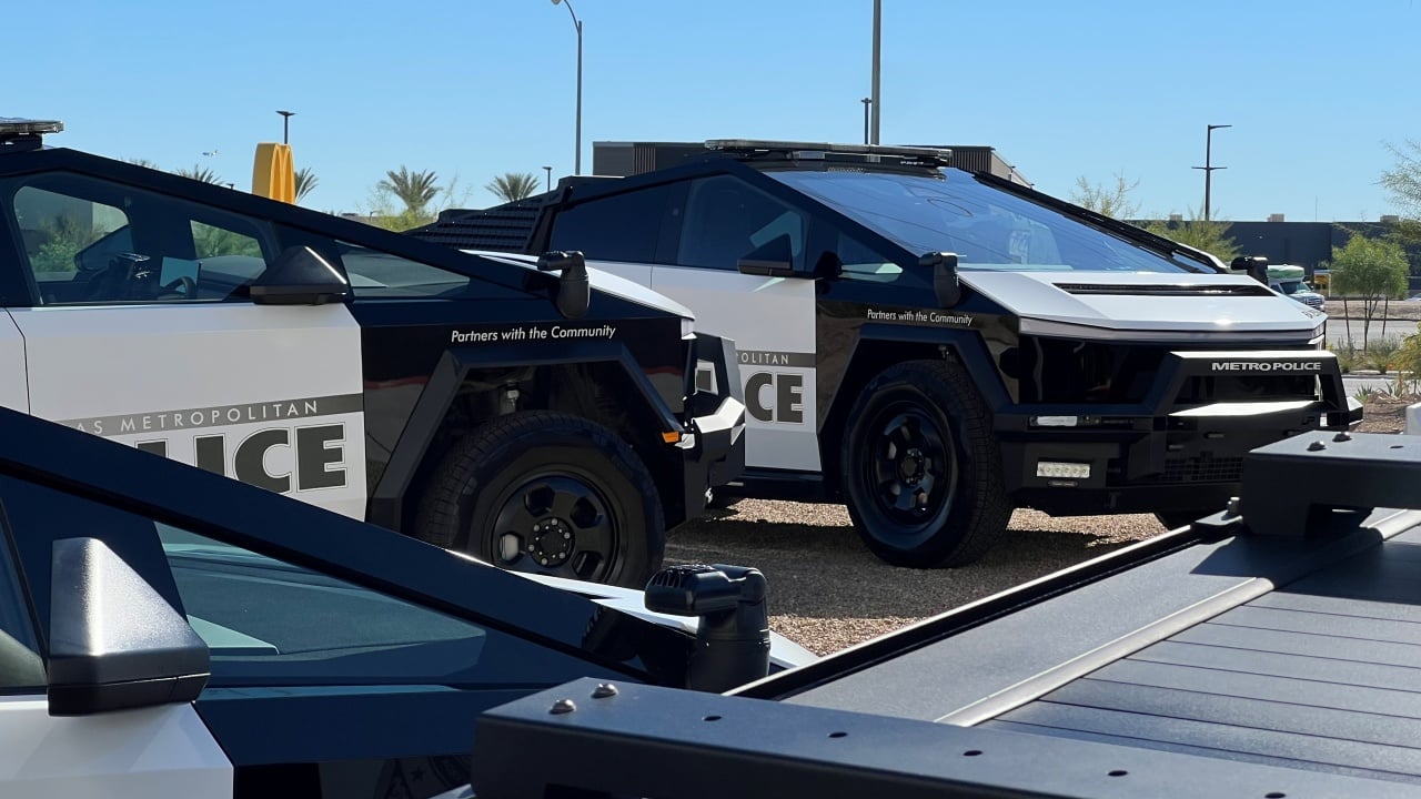 Una pareja millonaria dona 10 Tesla Cybertruck para convertirlos en coches de policía en Las Vegas