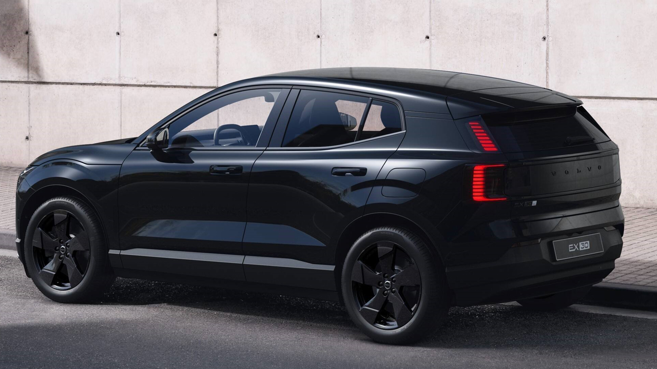 Llega el Volvo EX30 Black Edition, la edición especial más elegante y deportiva del SUV eléctrico de moda