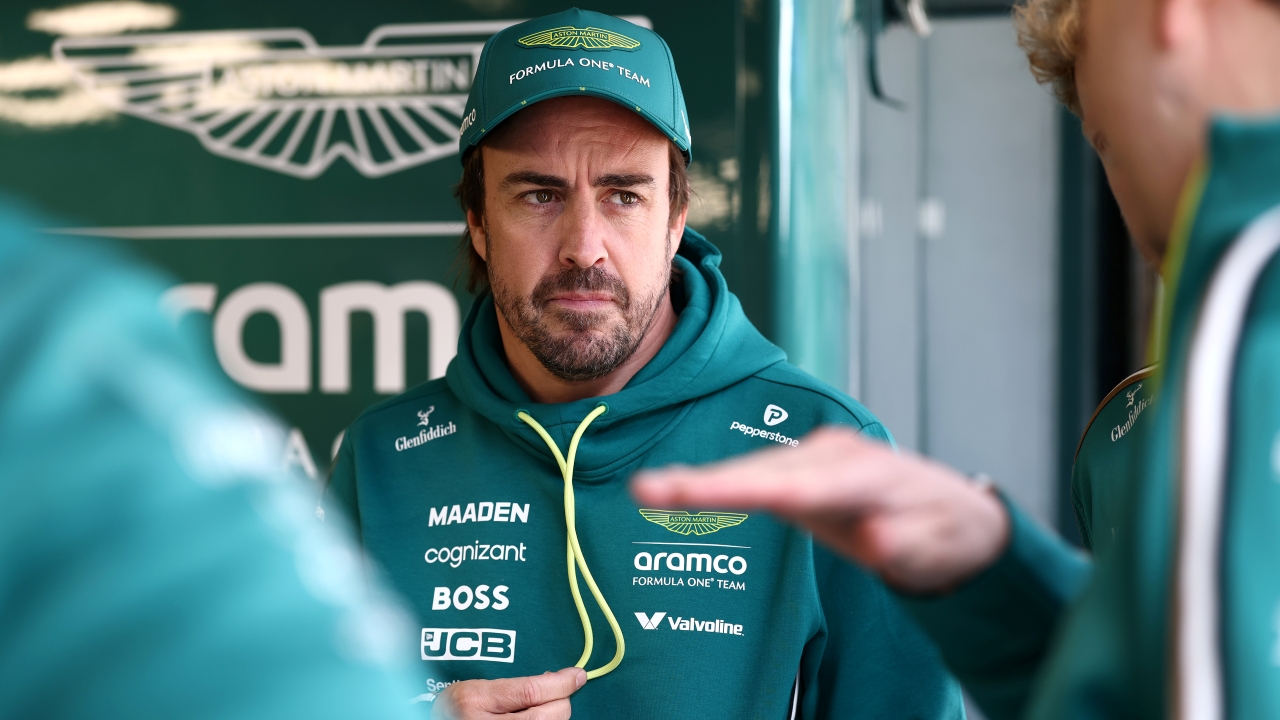Alonso tira piedras contra el tejado de Aston Martin, y no tiene mucho sentido