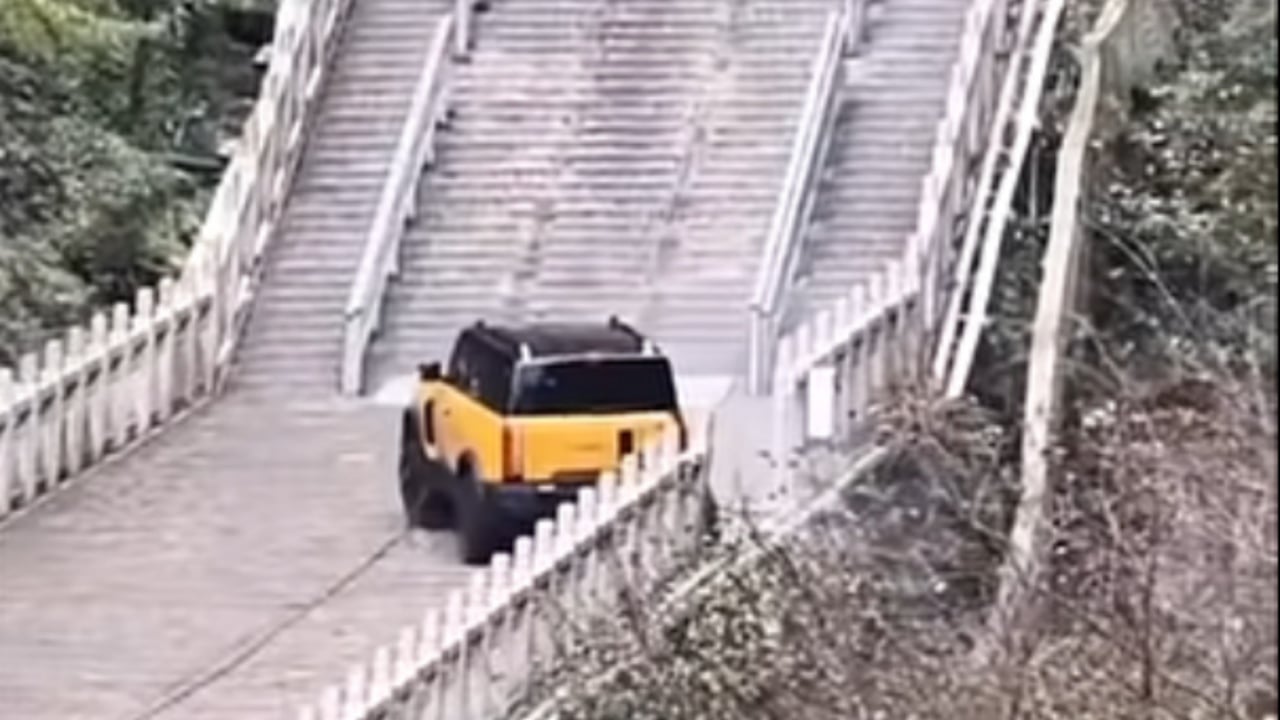 China trató de copiar el ascenso a los cielos de Land Rover, pero le salió muy, muy mal