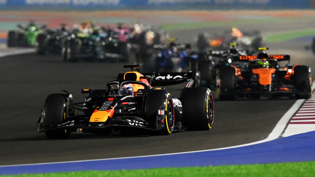 Un magistral Verstappen vence en Qatar por delante de Piastri, Sainz bate a Norris para subirse de nuevo al podio