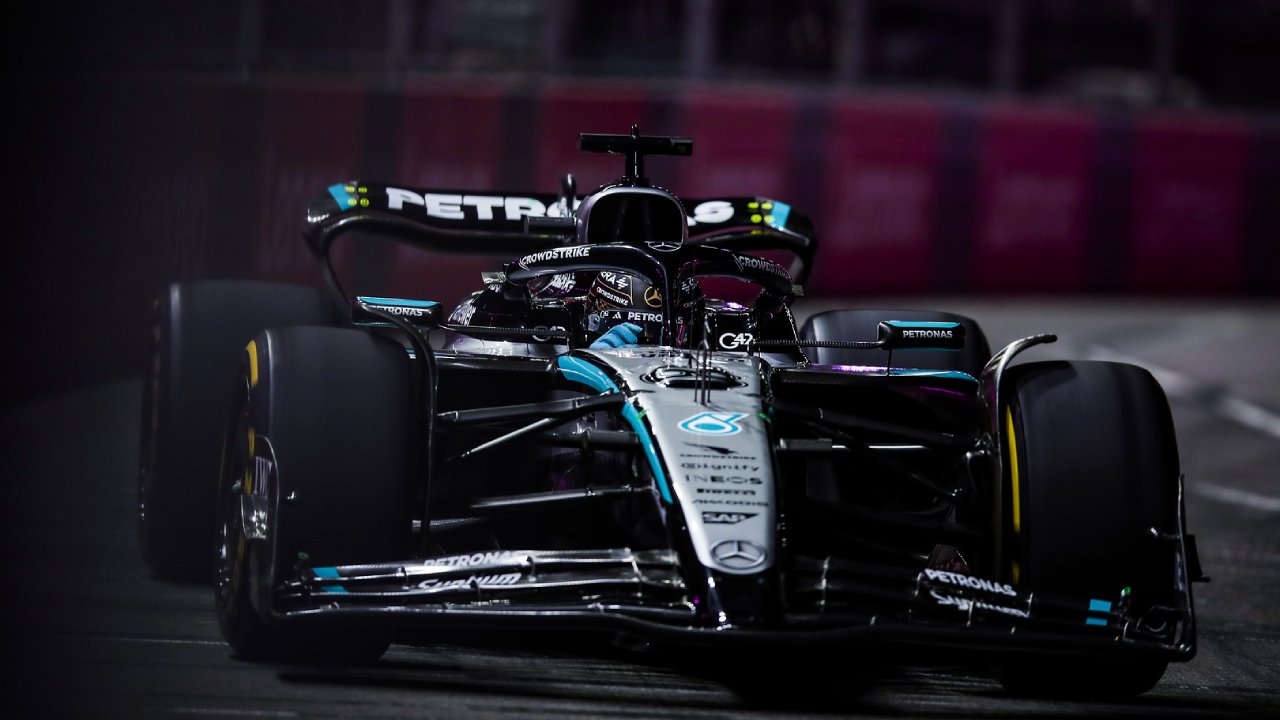 La lluvia reaparece y agita la clasificación, con Russell ahora al frente