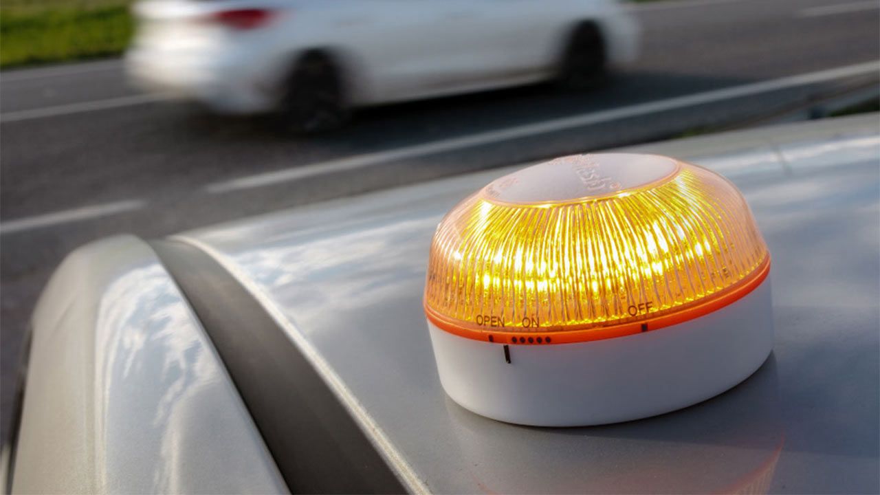 La DGT admite que las balizas V16 “cuando peor funcionan son con luz diurna” y recomienda complementarla con Google Maps o Waze