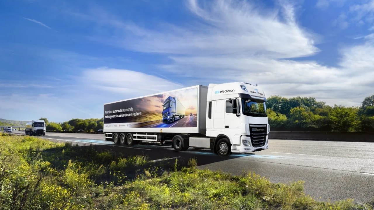La carretera que recarga coches eléctricos existe en Francia, y ya entrega potencia de supercargadores de Tesla