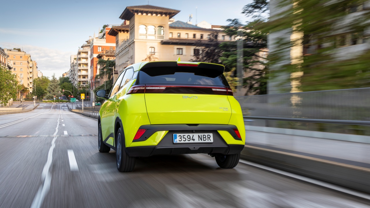 Las 5 razones que han empujado a muchos conductores en España al coche eléctrico, aunque la alternativa no es tan eco-friendly como parece