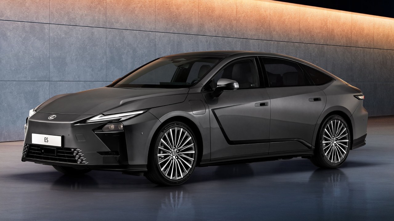 Ya conocemos el primer precio del nuevo Lexus ES, un modelo que llega a España con versiones híbridas y eléctricas listas para competir fuerte