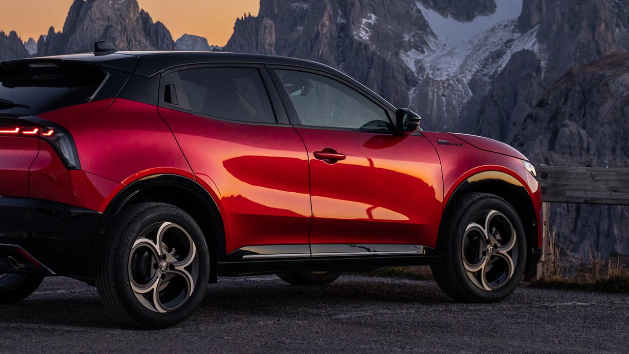 Con etiqueta ECO, un consumo de solo 4,8 L/100 km y 1.800 € menos, este SUV es una amenaza para Lexus y Audi