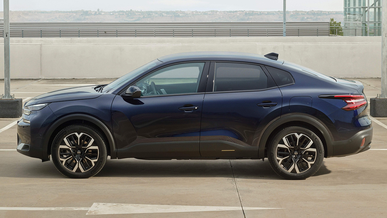 Baja 9.500 €, cuesta como un Dacia, tiene etiqueta ECO y es automático, este sedán barato es un chollo difícil de ignorar