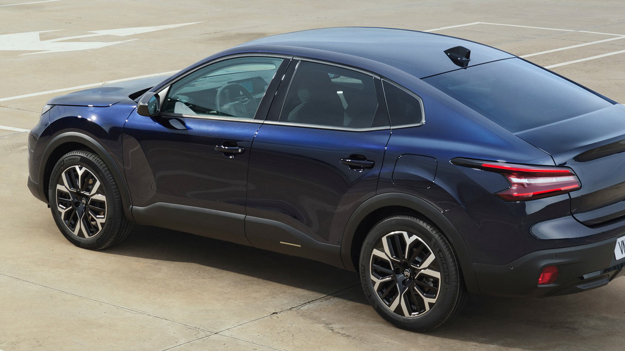 Es como un Dacia Logan pero, con 8.300 € de descuento, etiqueta ECO y cambio automático, es mejor y “Made in Spain”