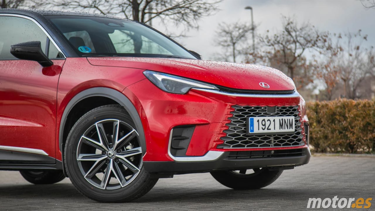 El Toyota Yaris Cross de Lexus desafía al Audi Q2 con 4.800 € de rebaja y un motor híbrido que solo gasta 4,7 L/100 km