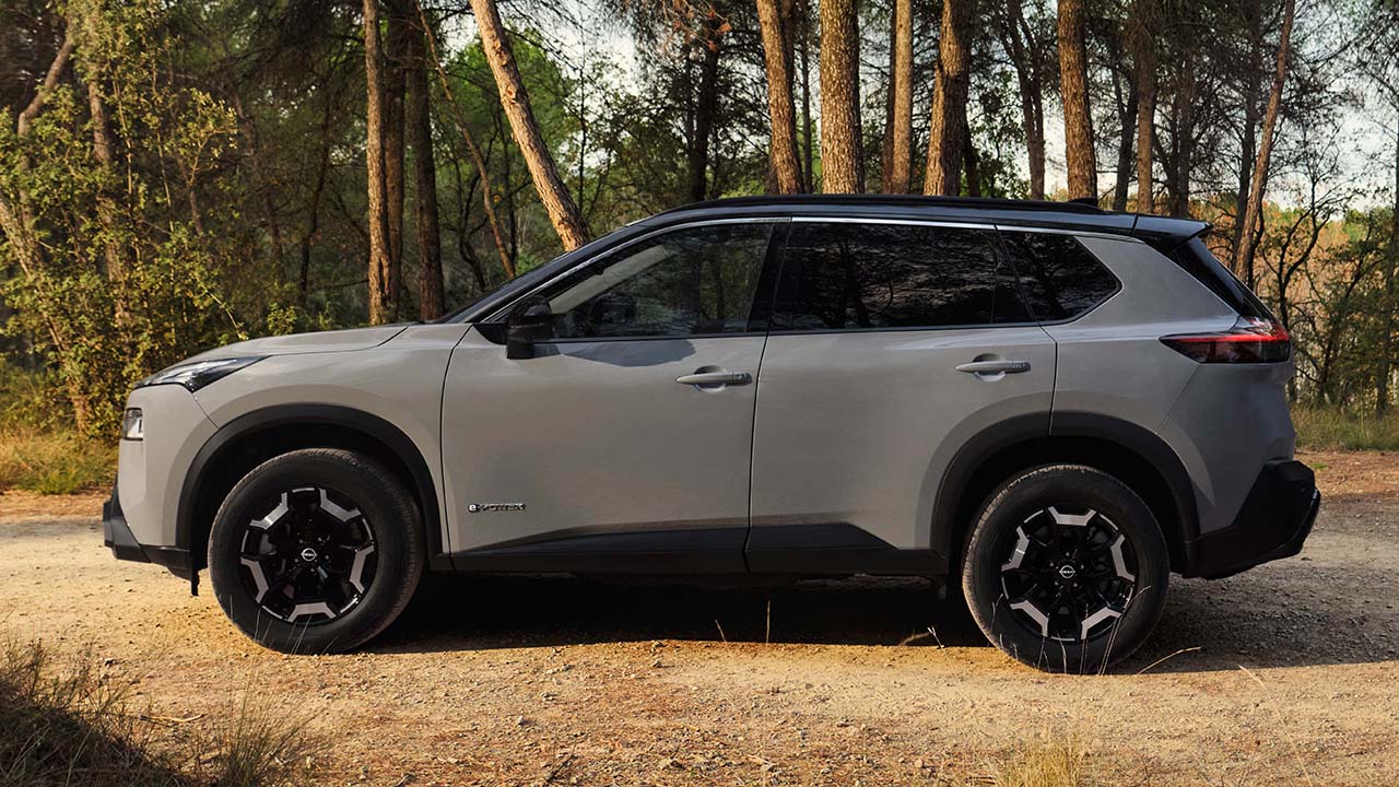 El SUV 4x4 ideal para familias es eficaz en todoterreno y, con 9.900 € de rebaja y motor híbrido, desafía al RAV4 con hasta 7 plazas