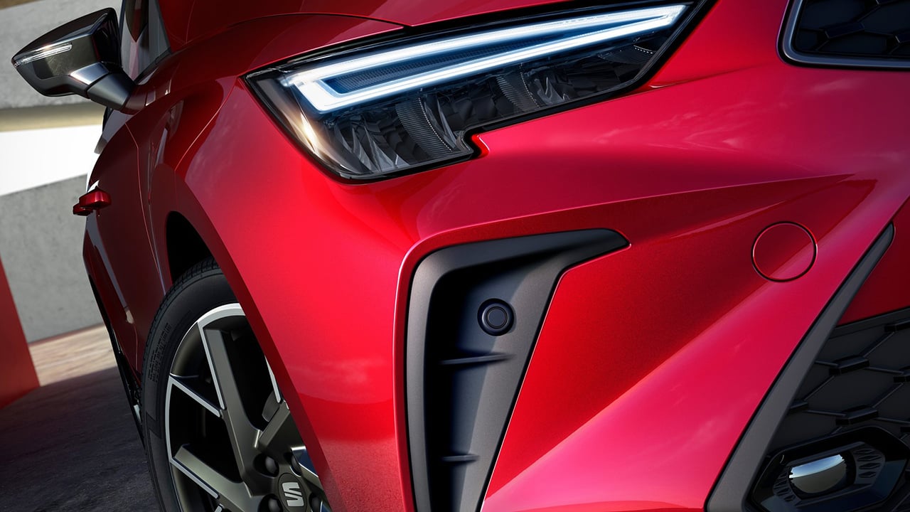 Tan barato como el Dacia Sandero y no hay color, este mejorado coche español con 3.800 € de rebaja es un chollo