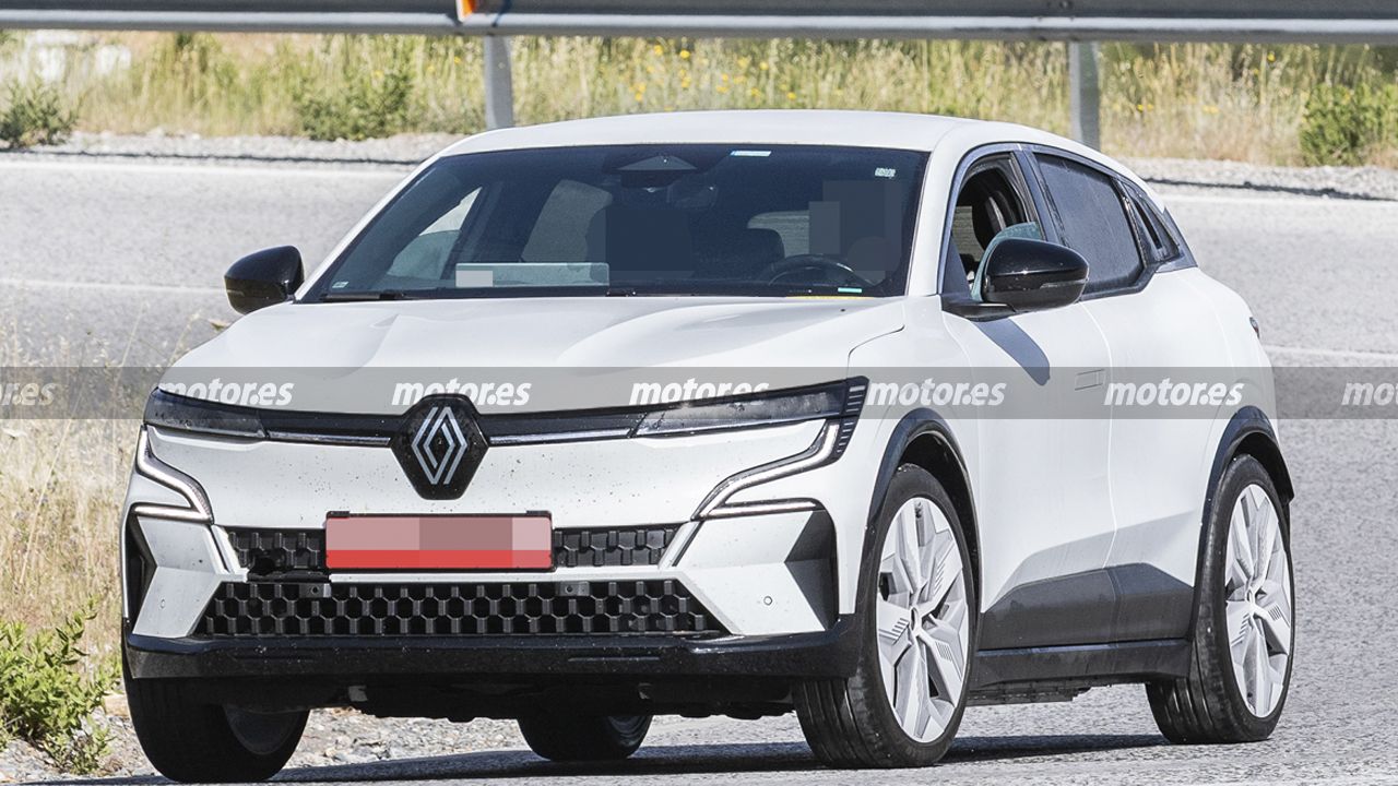Renault calla, pero estas fotos espía apuntan a un Megane EREV para plantar cara a Stellantis