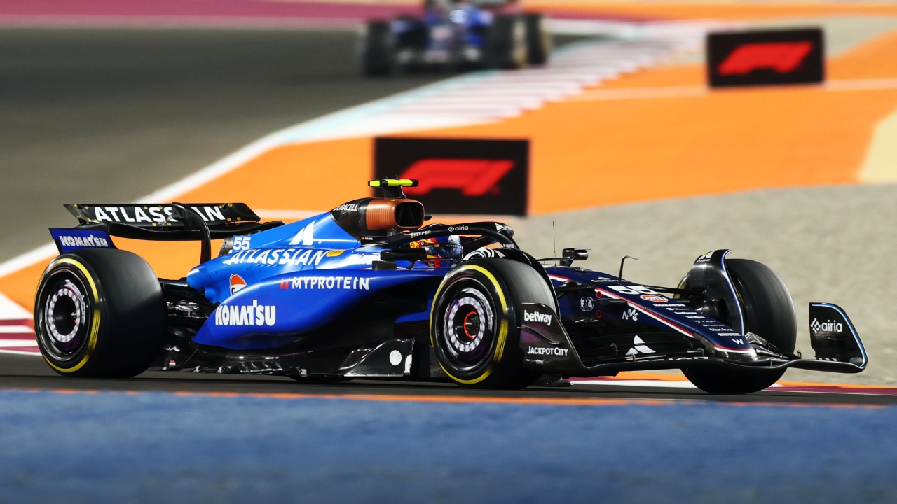 Sainz se siente fuerte, incluso con las ruedas “forradas en plástico”: “No ayudó a la tensión y los nervios”