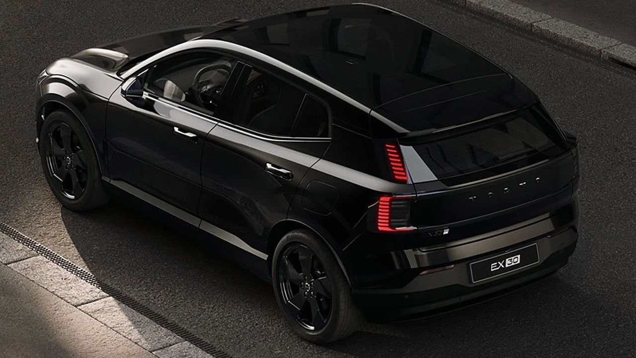 El Volvo EX30 Black Edition sale a la venta en España con más equipamiento y precios para seguir dominando