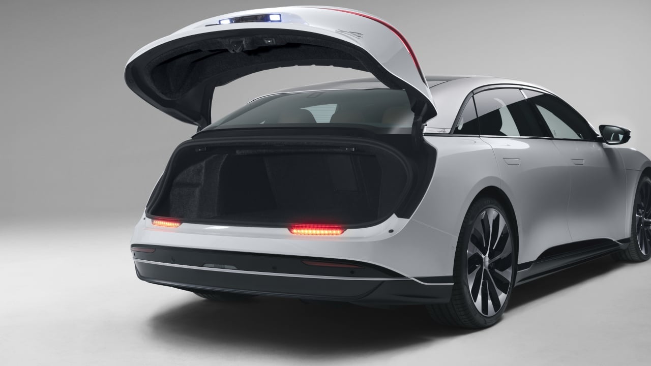 Derramar agua en el maletero de tu coche eléctrico puede acabar en casi 13.000 € de factura: este caso real lo demuestra