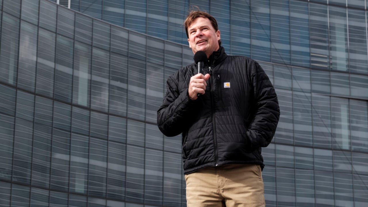 El CEO de Ford, Jim Farley, deja una frase que dará que hablar: “Este coche es el Apple de China, se siente como un Porsche Taycan”