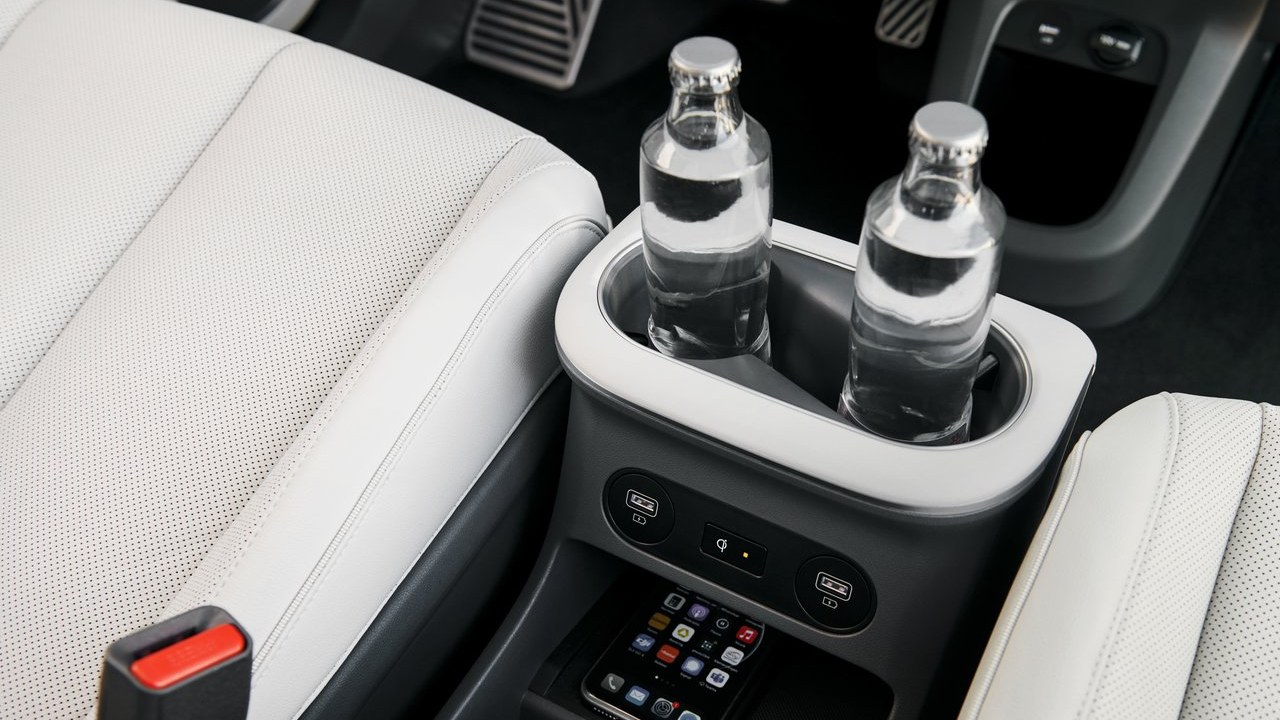 Se le derrama una botella de agua en su coche eléctrico y el taller le pasa una factura de 10.000 euros