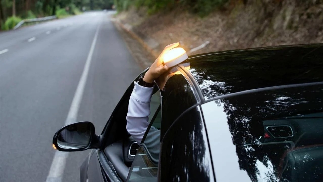 La DGT advierte que la baliza V16 conectada no tendrá cobertura total: “Algunas 'telecos' garantizan el 98 %”