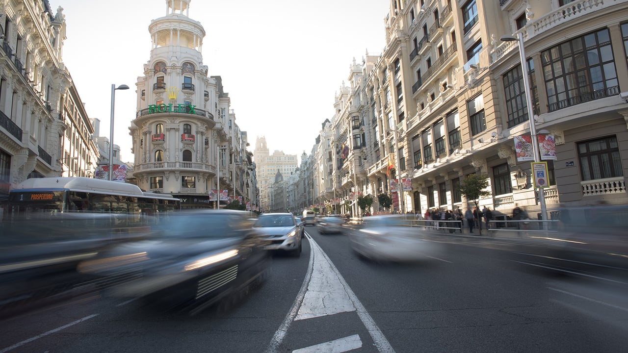 Los coches sin etiqueta de la DGT podrán seguir circulando por Madrid en 2026, el Ayuntamiento retrasa un año la ZBE más restrictiva