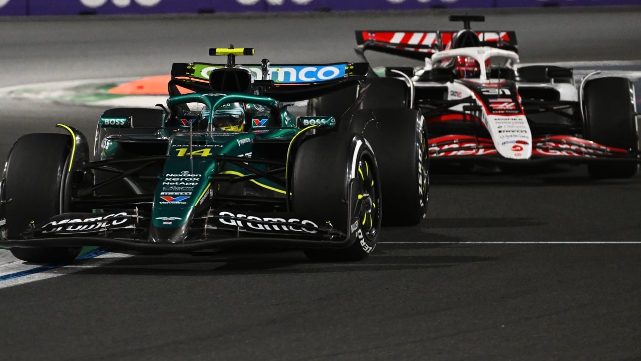 Ocon, impresionado por la defensa de Alonso en Abu Dhabi: “Es una leyenda del automovilismo en la lucha rueda a rueda”