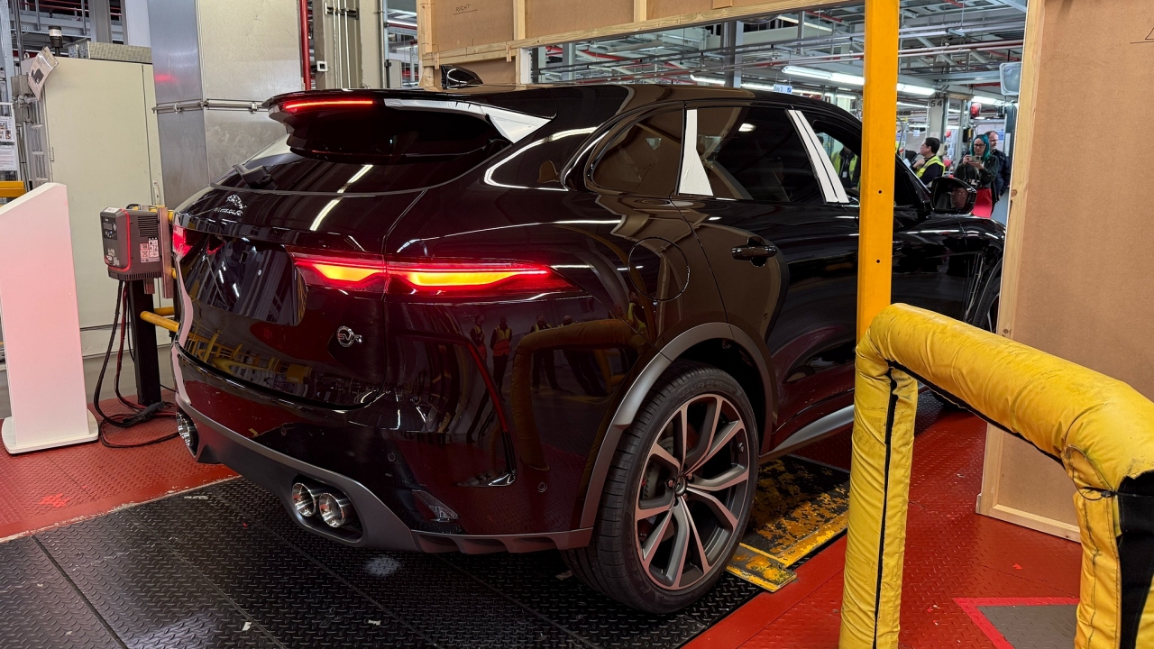 Día triste en Jaguar, el último de sus 'clásicos' ya ha salido de la línea de montaje mientras la fábrica se prepara para una nueva era