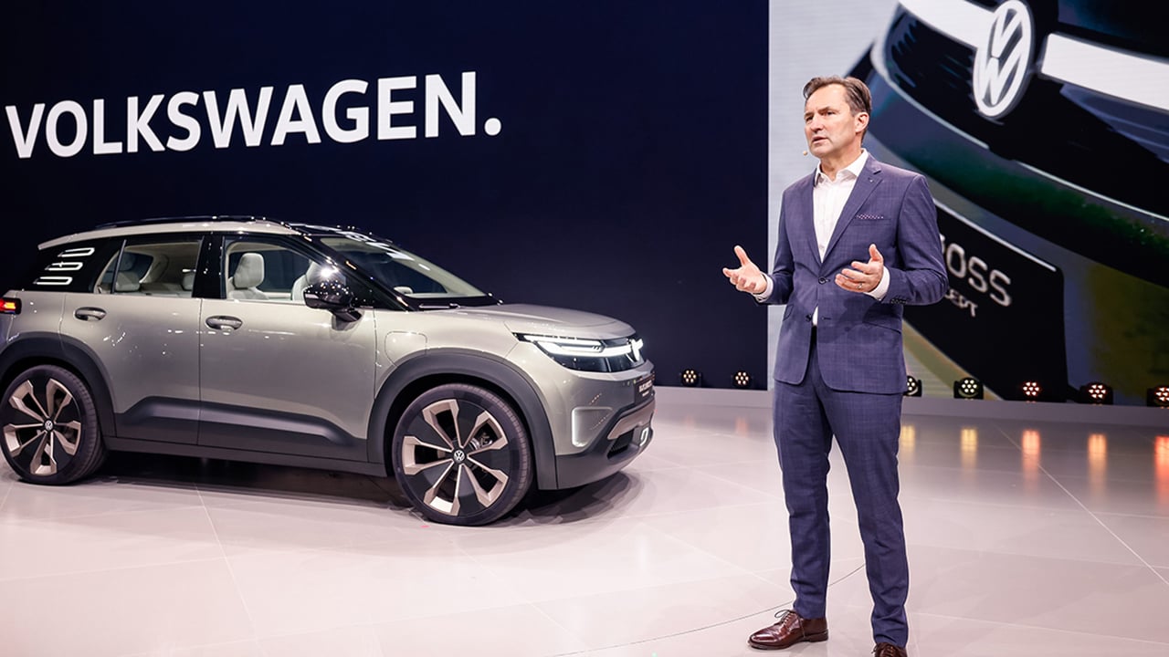 Tras el giro de Europa con el motor de combustión en 2035, el CEO de Volkswagen pide reactivar el coche eléctrico