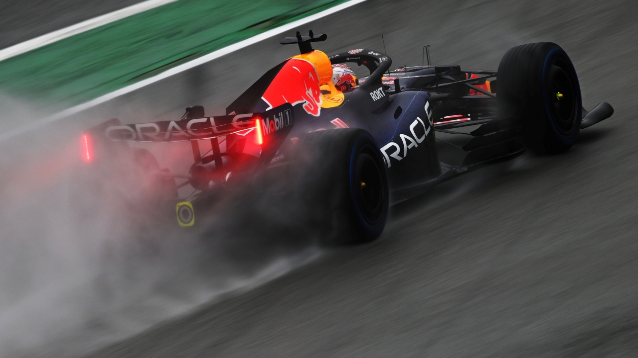 McLaren se borra y deja solos a Ferrari y Red Bull; Hadjar protagoniza el primer accidente