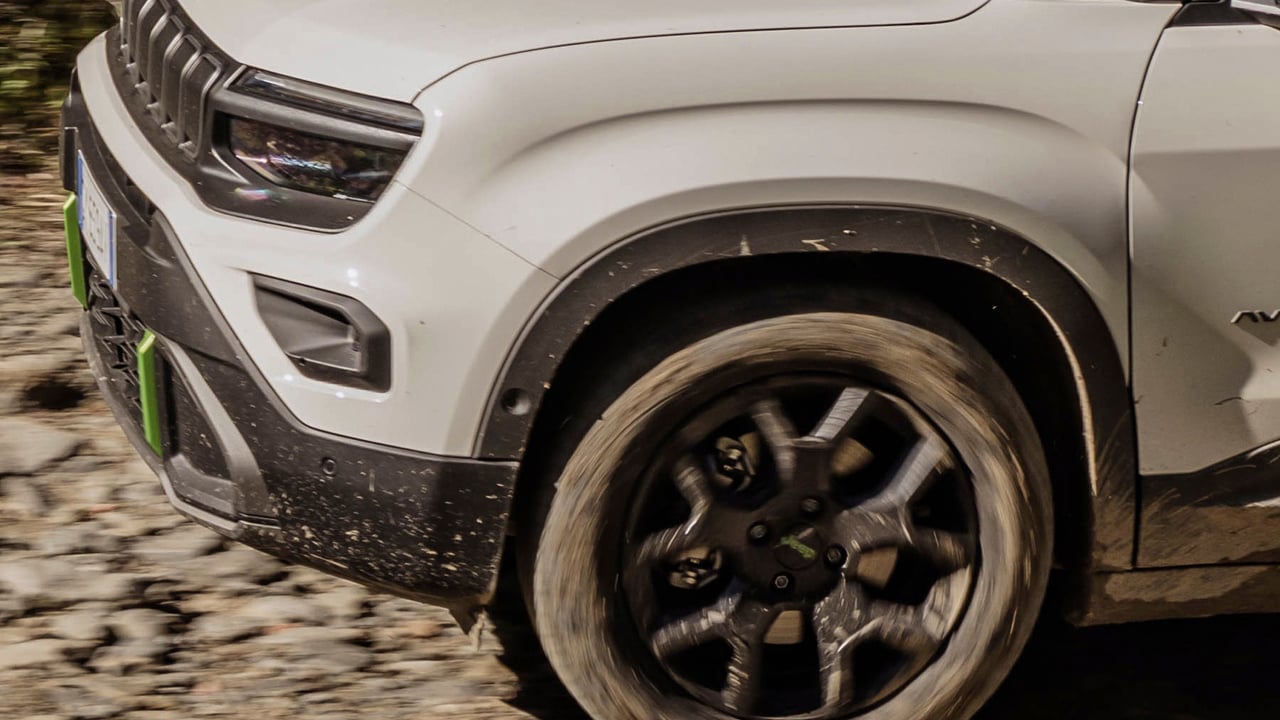 Jeep no quiere que el Avenger afloje, se filtra su rediseño para 2027 y apunta más alto