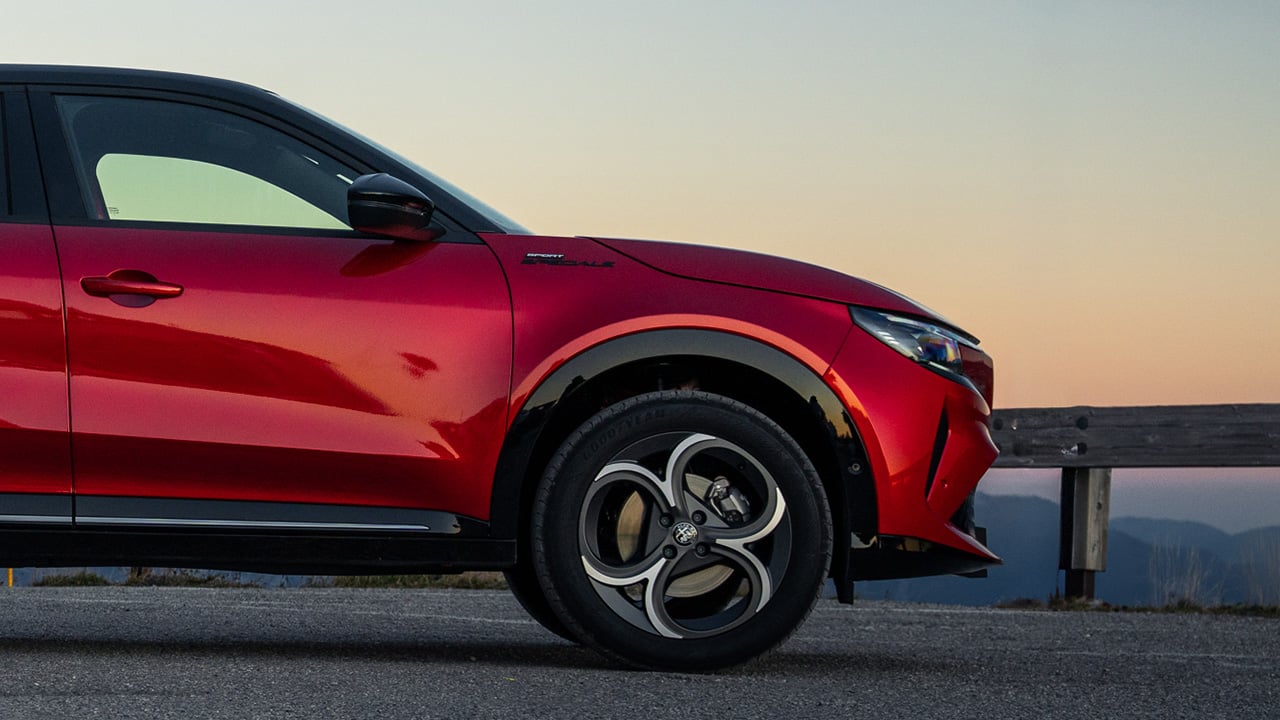 Este SUV con etiqueta ECO baja 7.000 €, gasta solo 4,8 litros y ya incomoda a Lexus por su éxito en 2025