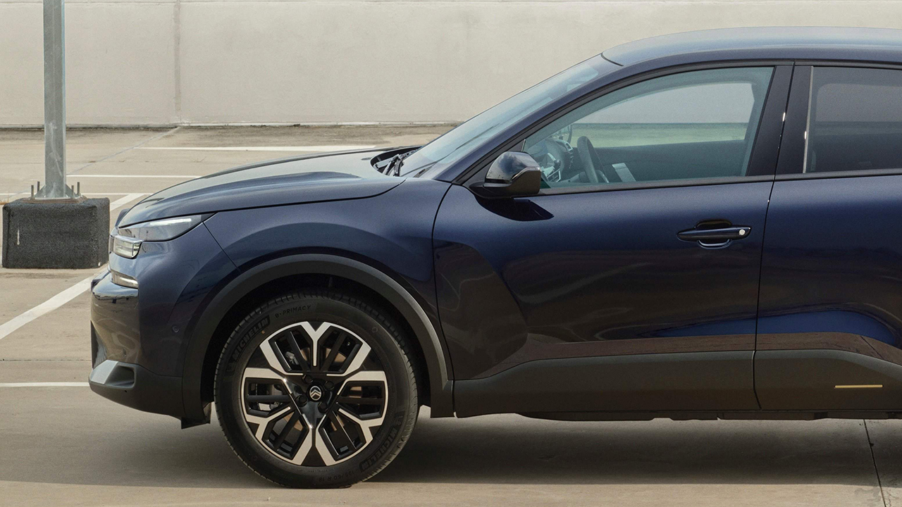 Es barato, tiene consumo de Toyota y, con 7.400 € de rebaja, este sedán ECO es anti-SUV que nadie puede igualar