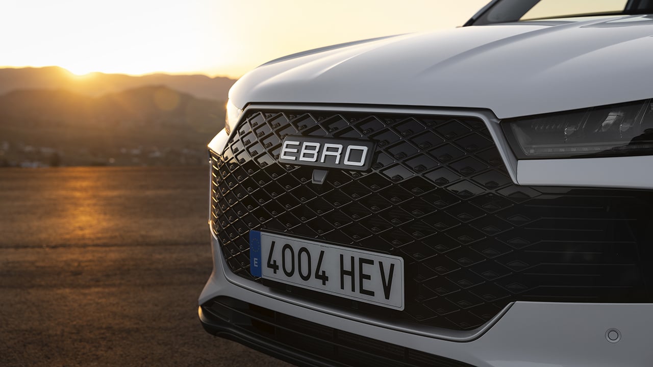 Con más de 7.000 € de rebaja y un motor híbrido de 211 CV, este SUV de EBRO más barato que el Dacia Duster es un chollo