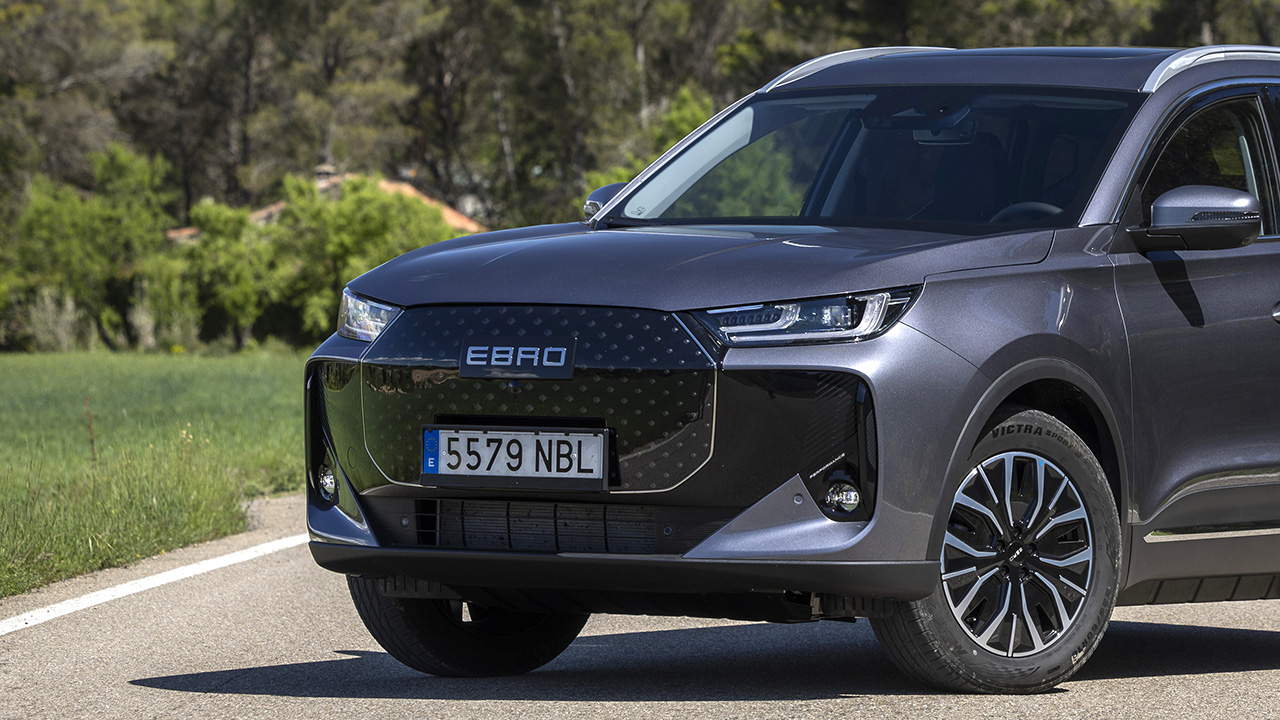 Este SUV de EBRO que está siendo un éxito baja 12.900 € en su versión híbrida y pone en alarma a MG y BYD