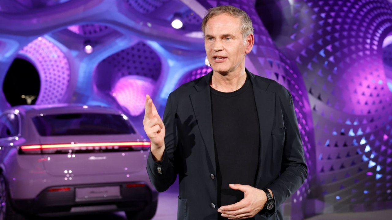 El ex CEO de Porsche reconoce errores con el coche eléctrico y lo admite sin rodeos: “Nos equivocamos con el Macan”