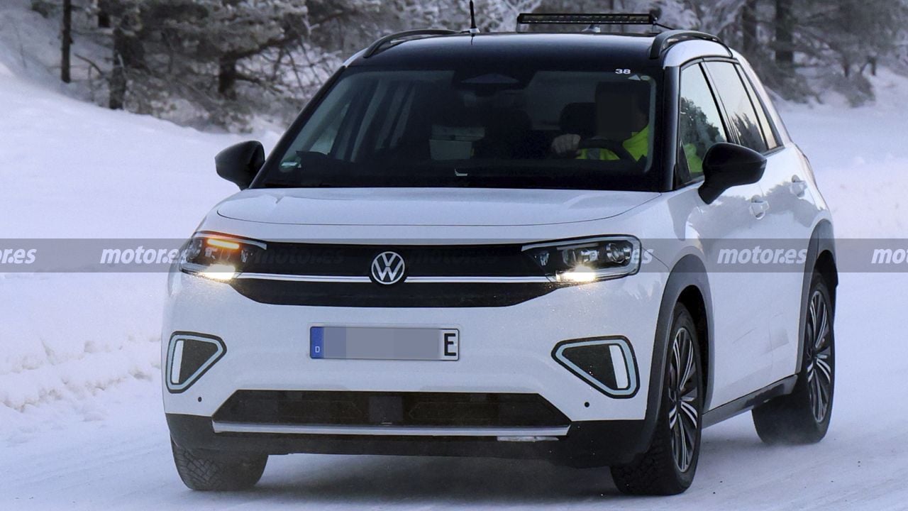 El Volkswagen ID. Cross 2026 se deja ver en las pruebas de invierno, su nuevo SUV eléctrico fabricado en España se acerca