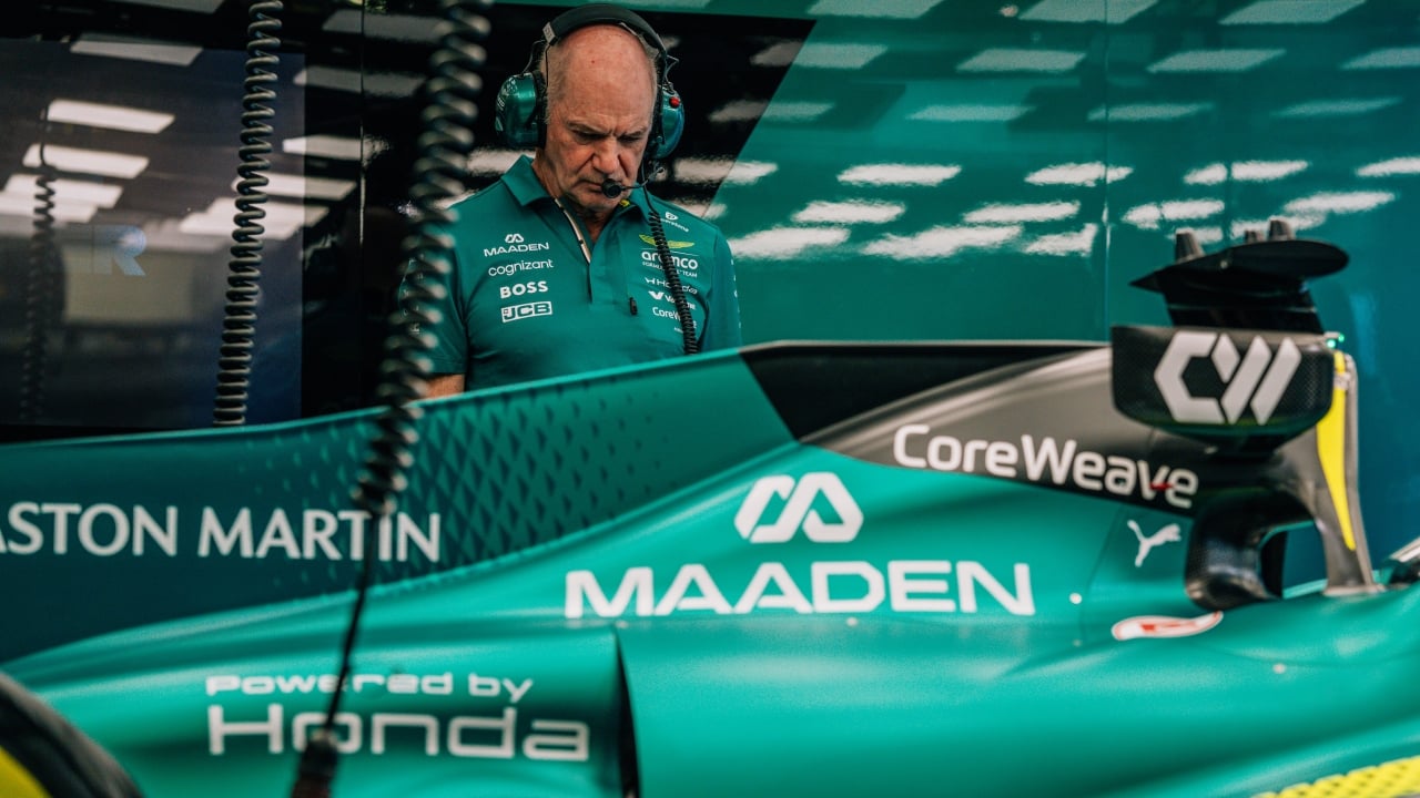 Aston Martin tenía talento de sobra, pero faltaba engranaje. Newey lo resume así: “No siempre trabajaban bien juntos”