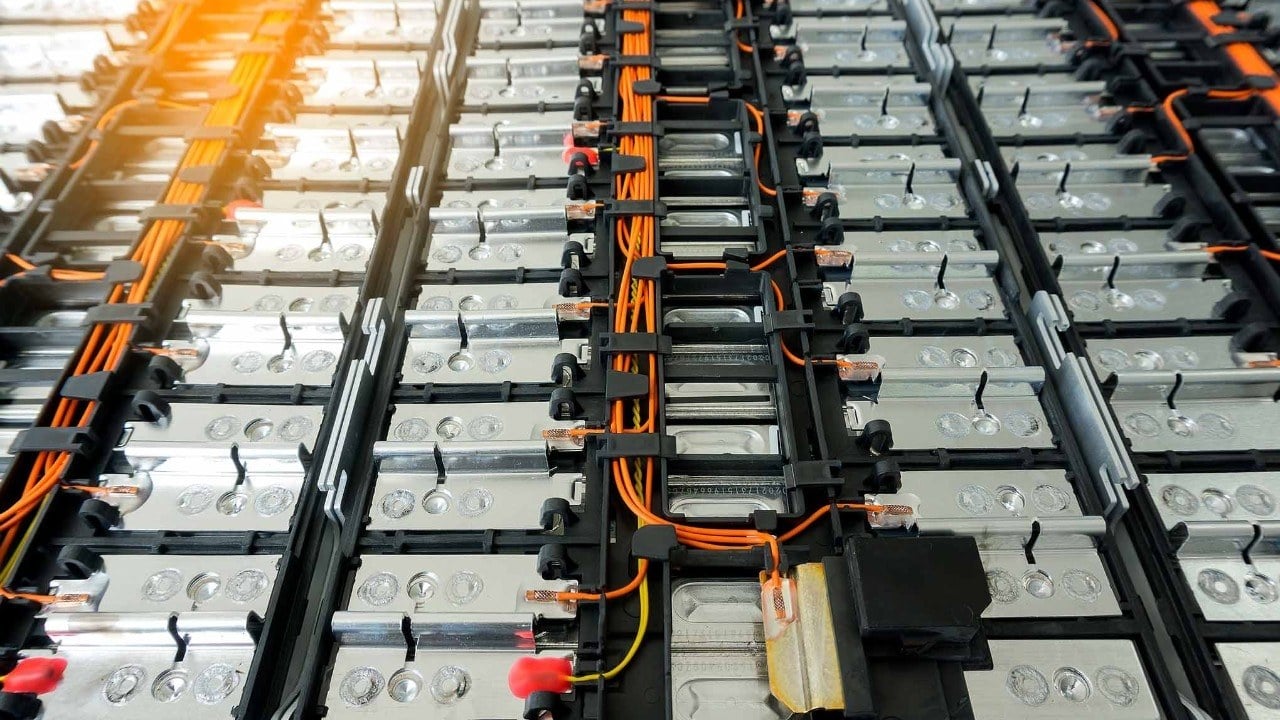 China saca otra batería que apunta a lo imposible: agua como base, cero fuego y 30 años de duración