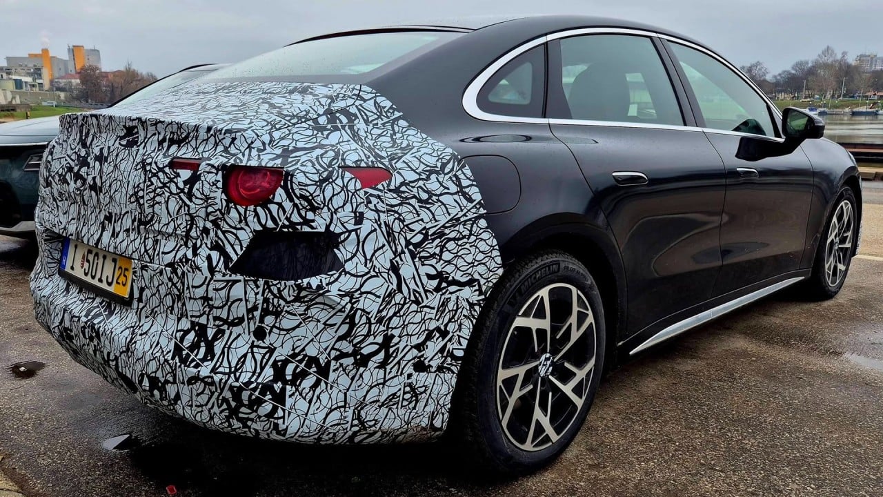 El nuevo Mercedes Clase C eléctrico aparece casi al descubierto… y revela un detalle clave que muchos dudaban